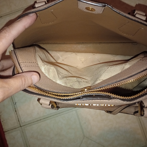 Michael kors Veronica Medium Saffiano Leather Dome Satchel with Matching Wallet - Picture 6 of 16